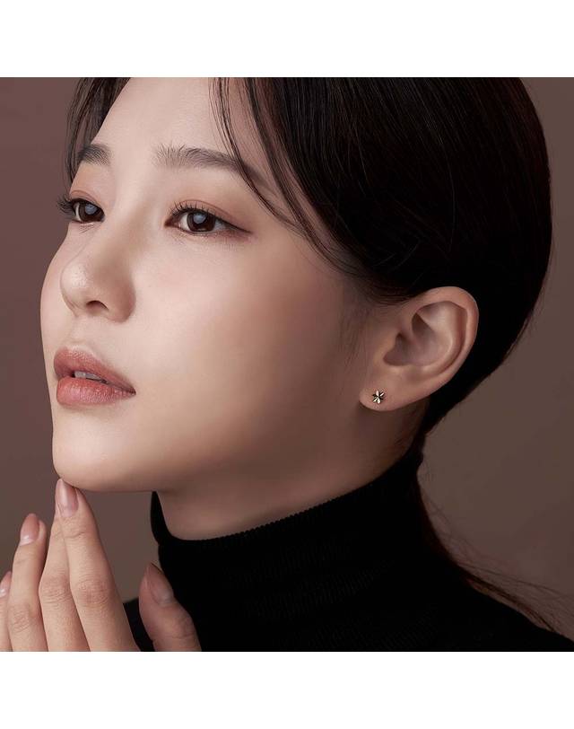 한국금다이아몬드거래소 [한국금다이아몬드] 여자 순금 한쪽 미니 귀걸이 미니 눈꽃 24K 0.355g 착용컷