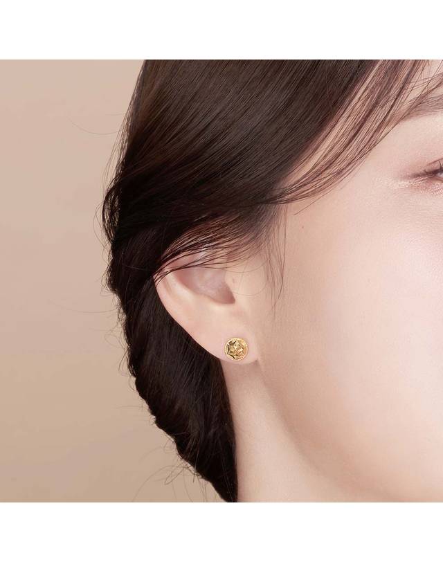 한국금다이아몬드거래소 [한국금다이아몬드] 여자 순금 침 귀걸이 꽃 컷 라운드 24K 1.875g 착용컷