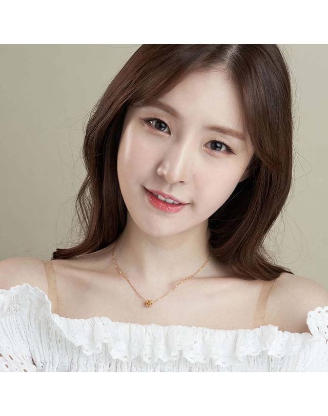한국금다이아몬드거래소 [한국금다이아몬드] 여자 순금 목걸이 체인 큐브 24K 3.75g 18K장식 착용컷