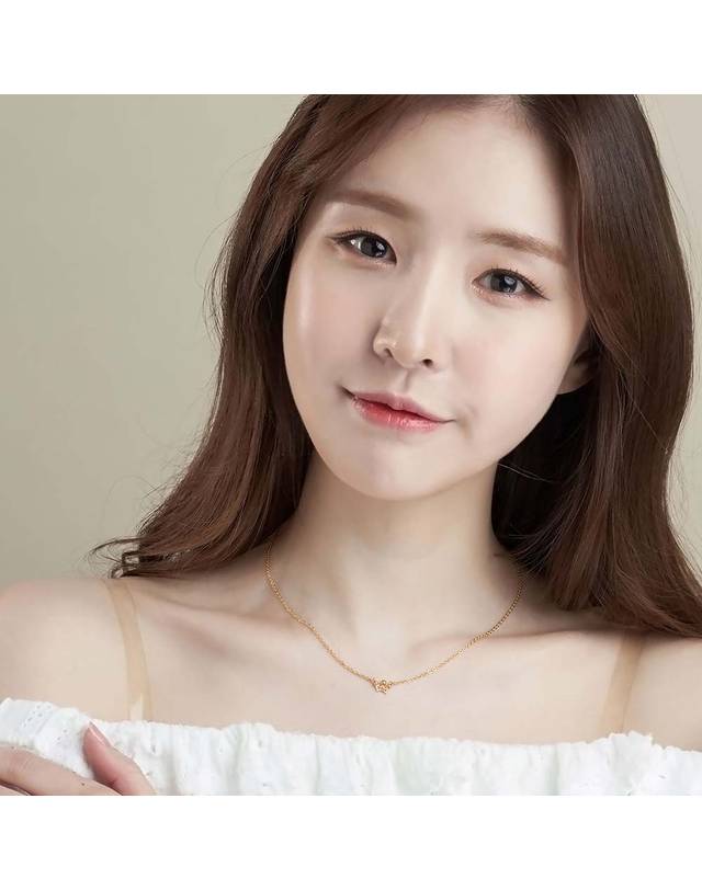 한국금다이아몬드거래소 [한국금다이아몬드] 여자 순금 목걸이 체인 왕관 24K 3.75g 18K장식 착용컷