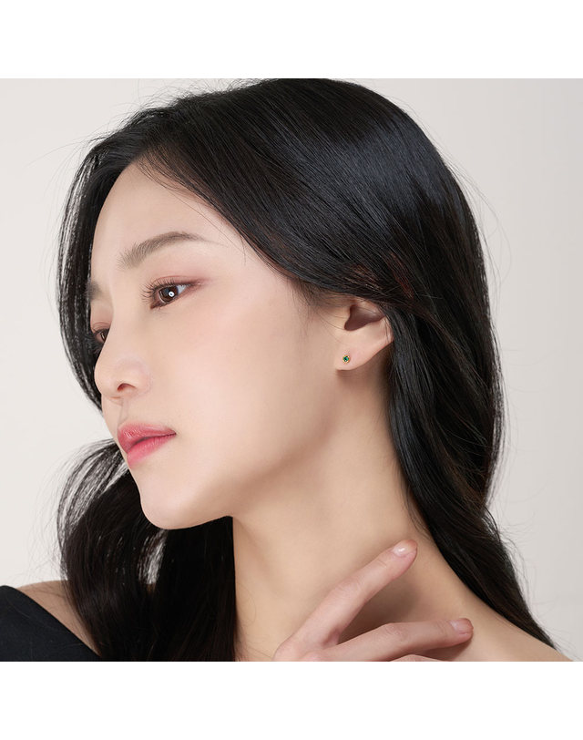 한국금다이아몬드거래소 [한국금다이아몬드] 여자 순금 한쪽 침 귀걸이 베젤 그린 24K 0.38g 착용컷
