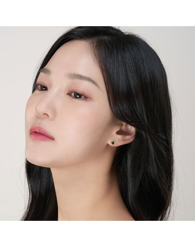한국금다이아몬드거래소 [한국금다이아몬드] 여자 순금 한쪽 침 귀걸이 큐빅 그린 24K 0.38g 착용컷