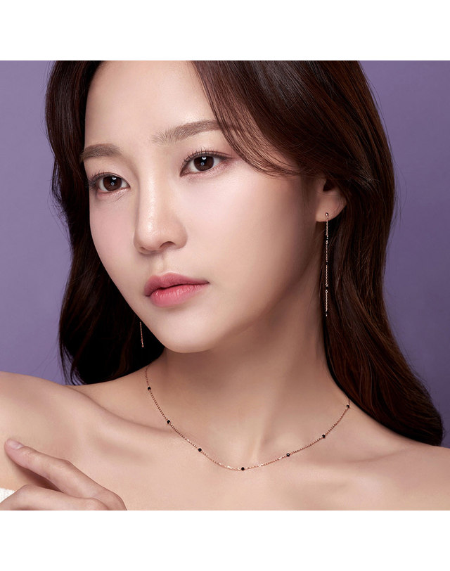 한국금다이아몬드 [모아르] 14K 목걸이 체인 레이어드 블랙 스피넬 착용컷