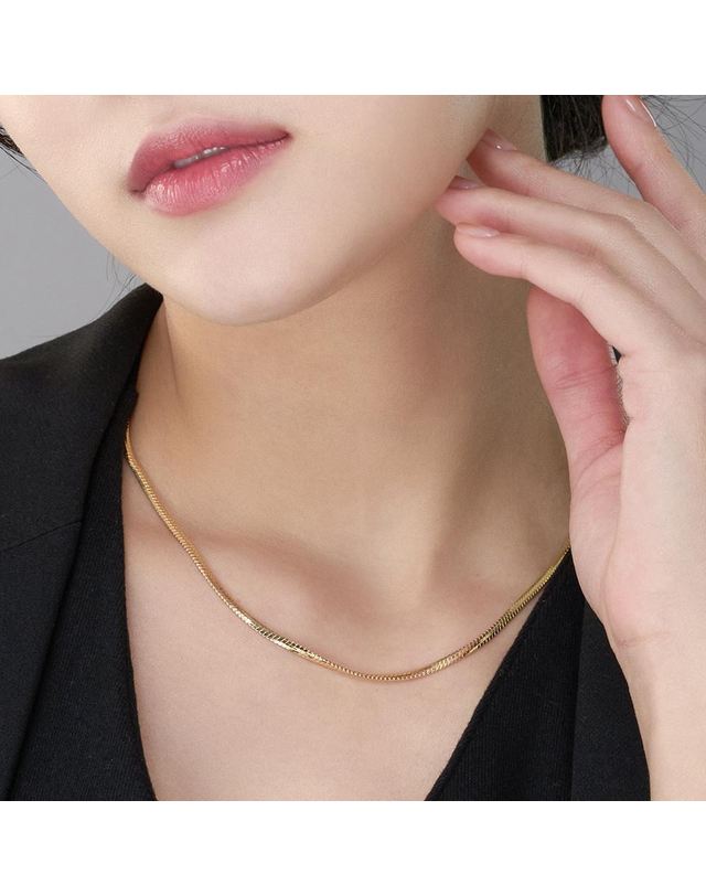 한국금다이아몬드 [모아르] 18K 목걸이 선물 스네이크 체인 (대) 착용컷