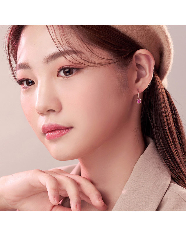 한국금다이아몬드 [모아르] 14K 귀걸이 원터치 드롭 링 스퀘어 루비 착용컷