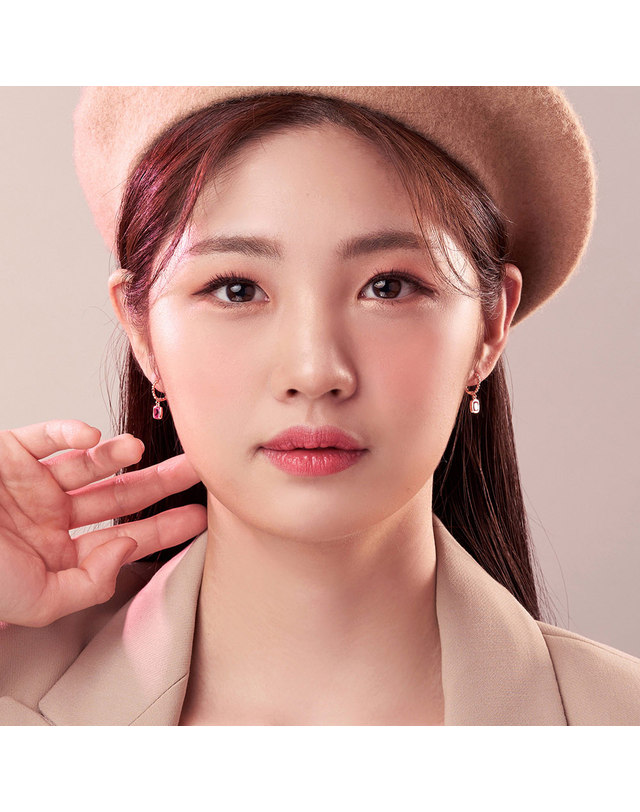 한국금다이아몬드 [모아르] 14K 귀걸이 원터치 드롭 링 스퀘어 루비 착용컷