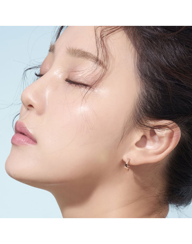 한국금다이아몬드 [모아르] 18K 귀걸이 원터치 금귀걸이 벨트 링 착용컷
