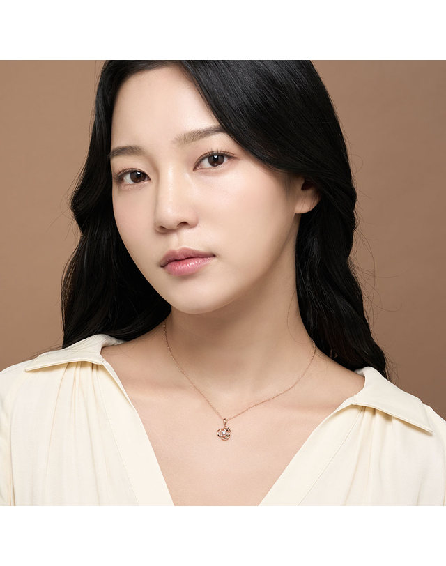한국금다이아몬드 [모아르] 18K 펜던트 메달 플라워 하트 라인 팬던트 착용컷