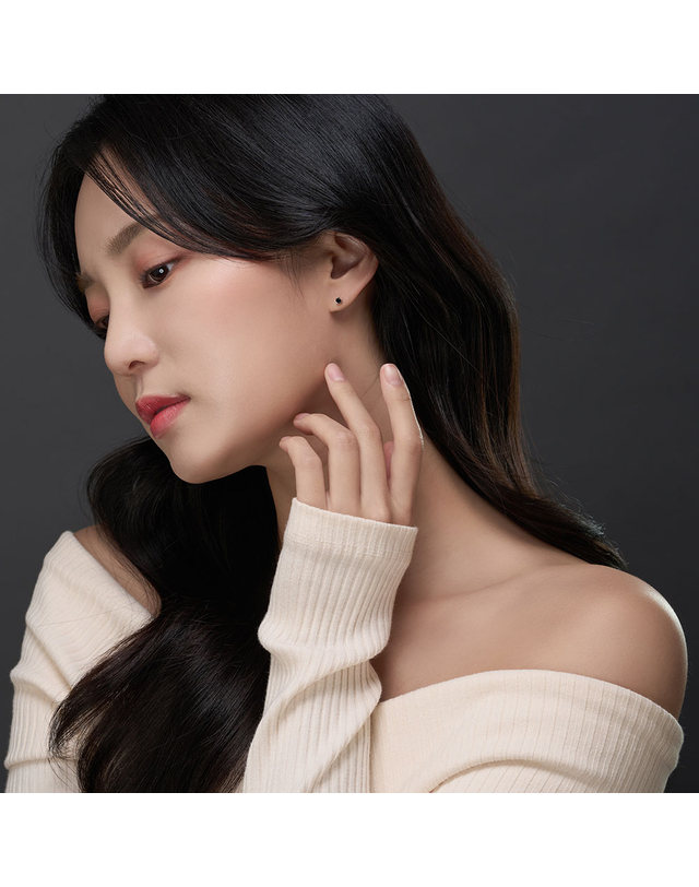 한국금다이아몬드 [모아르] 14K 귀걸이 핀 침 블랙 큐빅 기본 (소) 착용컷