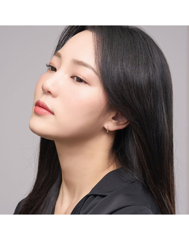 한국금다이아몬드 [모아르] 18K 원터치 귀걸이 금귀걸이 라운드 스틱 착용컷