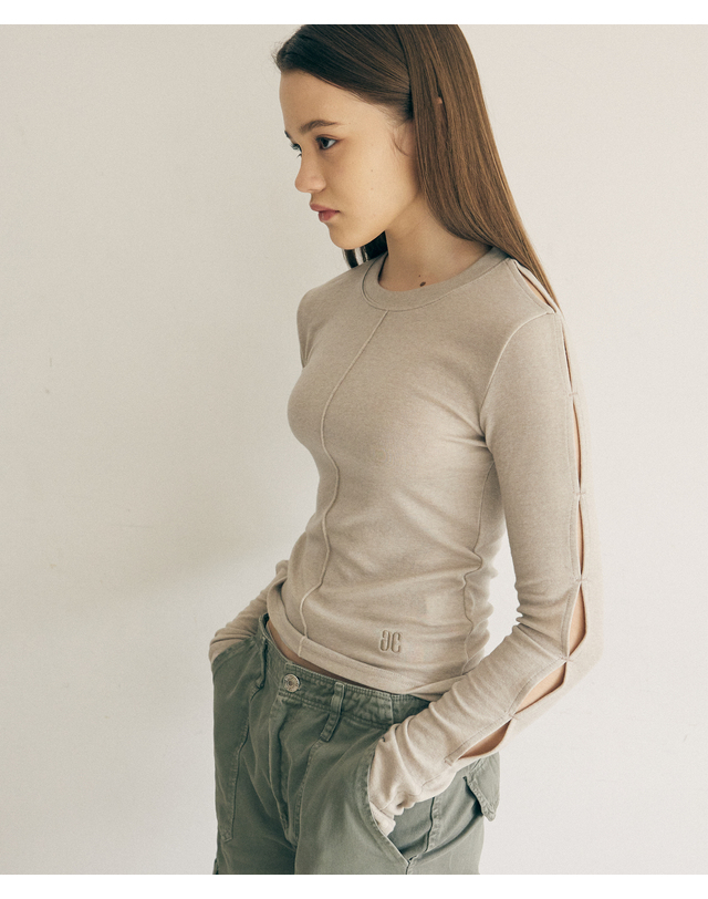 아트스피크하우스 PINTUCK SLASH LONG SLEEVE_KHAKI BEIGE 베이지 착용컷