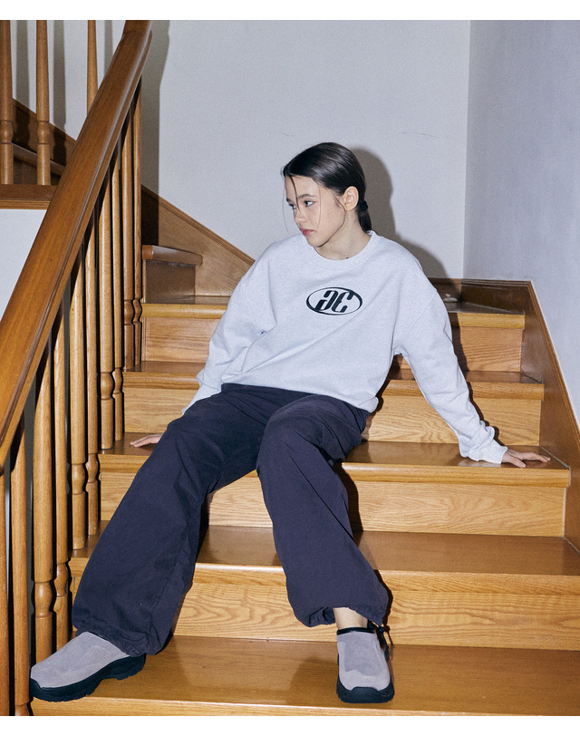 아트스피크하우스 AE LOGO SWEAT SHIRT_MELANGE 화이트 착용컷