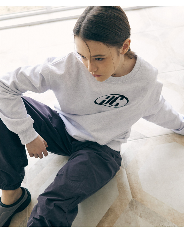 아트스피크하우스 AE LOGO SWEAT SHIRT_MELANGE 화이트 착용컷