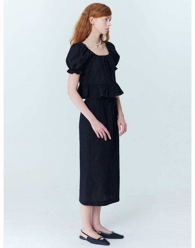 오프닝선샤인 Flower embroidery H-line long skirt_Black 착용컷