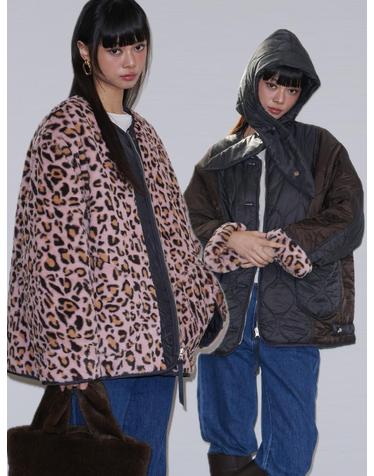 오프닝선샤인 Leopard Reversible Quilted Fur Jacket_Charcoal+Pink