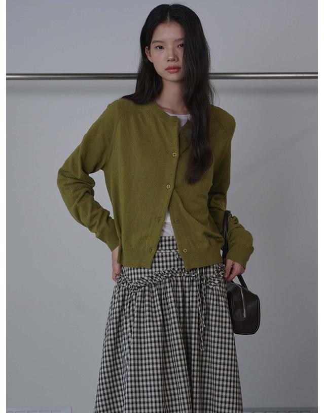 오프닝선샤인 Round Neck Merino Wool Cardigan_Olive 착용컷