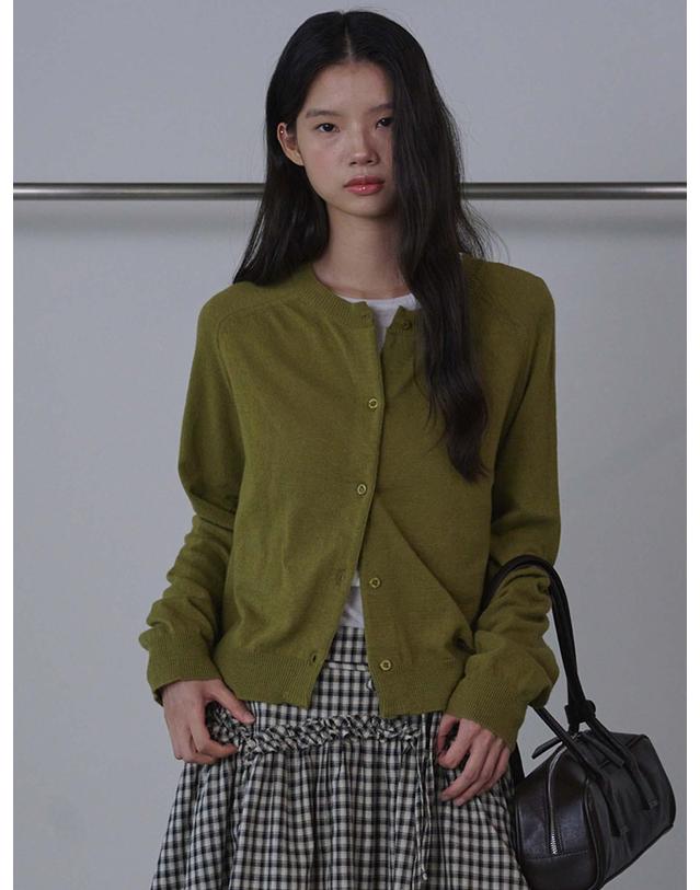오프닝선샤인 Round Neck Merino Wool Cardigan_Olive 착용컷