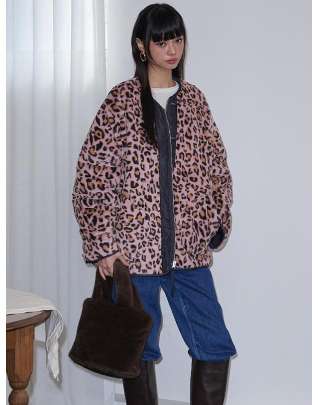 오프닝선샤인 Leopard Reversible Quilted Fur Jacket_Charcoal+Pink 착용컷