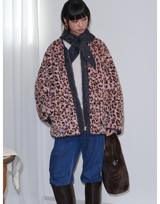 오프닝선샤인 Leopard Reversible Quilted Fur Jacket_Charcoal+Pink 착용컷