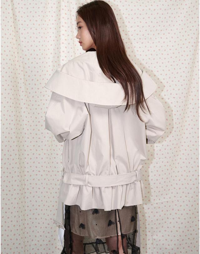 오프닝선샤인 Hooded short trench jacket Beige 착용컷