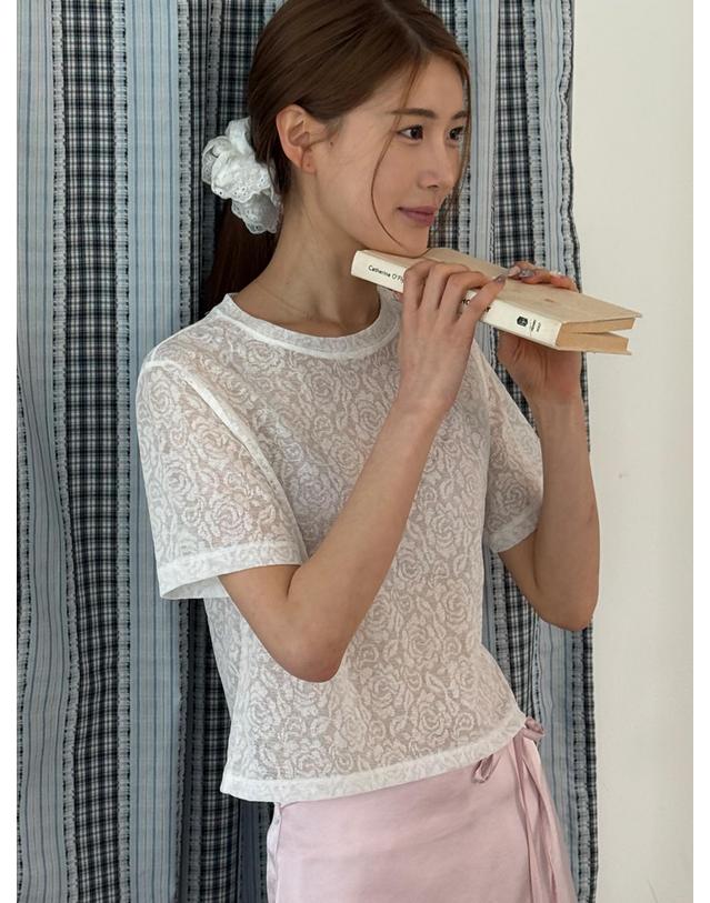 오프닝선샤인 Rose Jacquard Lace Short Sleeve Crop T-Shirt White 착용컷