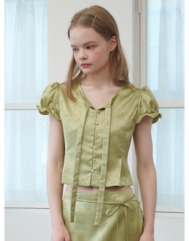 오프닝선샤인 Satin Jacquard Puff Sleeve Tie Blouse Flower Olive 착용컷