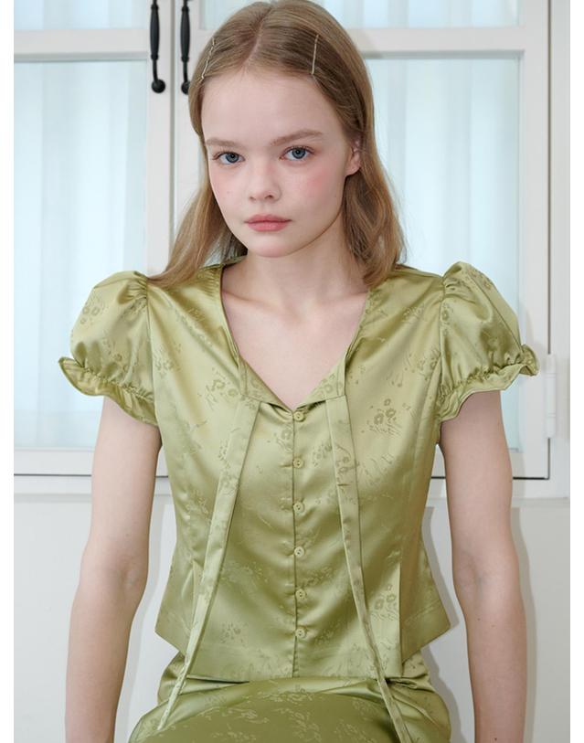 오프닝선샤인 Satin Jacquard Puff Sleeve Tie Blouse Flower Olive 착용컷