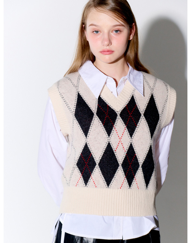 오프닝선샤인 ARGYLE KNIT VEST_IVORY 착용컷
