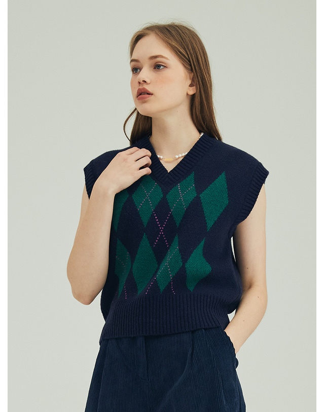 오프닝선샤인 ARGYLE KNIT VEST_NAVY 착용컷