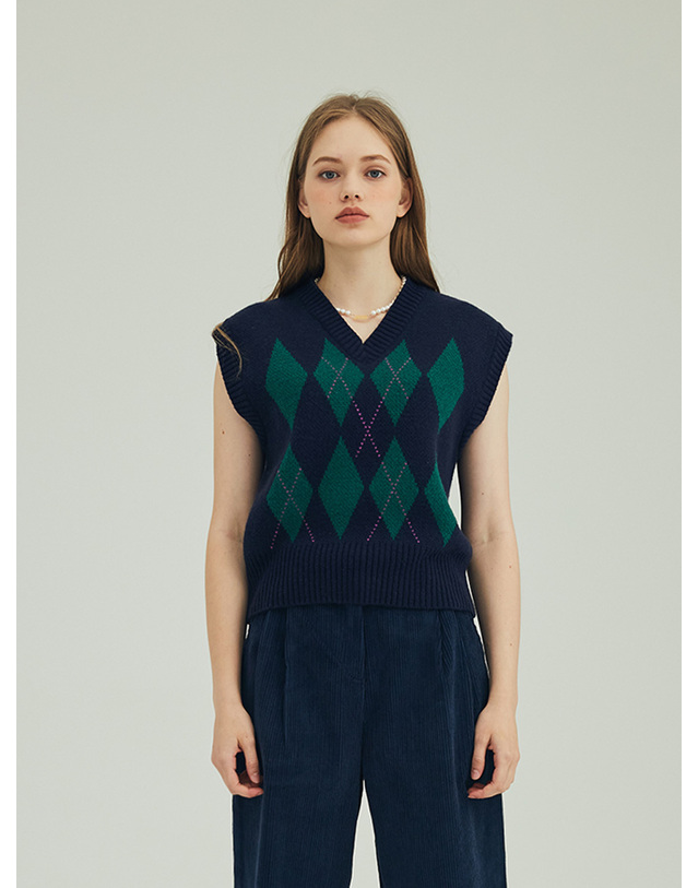 오프닝선샤인 ARGYLE KNIT VEST_NAVY 착용컷