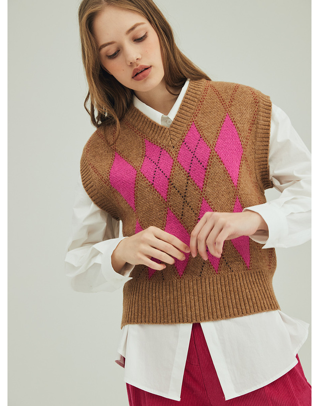 오프닝선샤인 ARGYLE KNIT VEST_PINK 착용컷