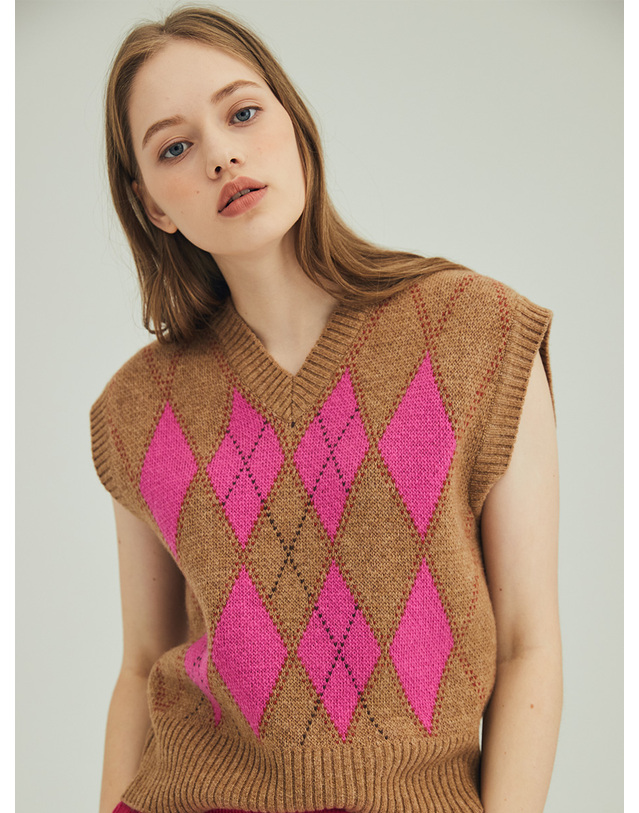 오프닝선샤인 ARGYLE KNIT VEST_PINK 착용컷
