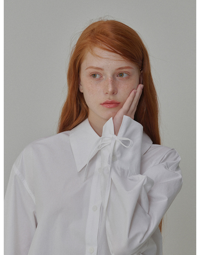 오프닝선샤인 Ribbon Detailed Over-fit Cotton Shirt_White 착용컷