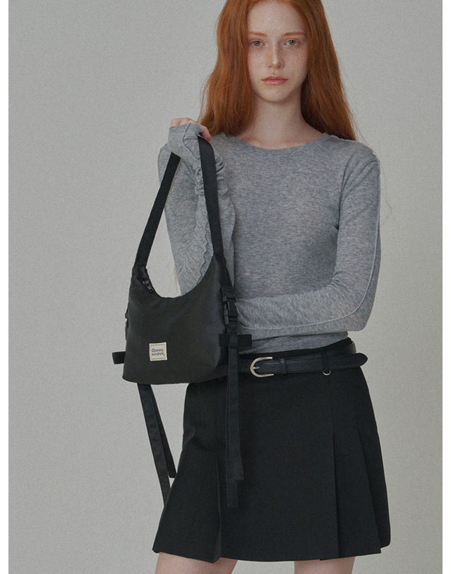 오프닝선샤인 Side Detailed Ribbon Hobo Bag_Black 착용컷