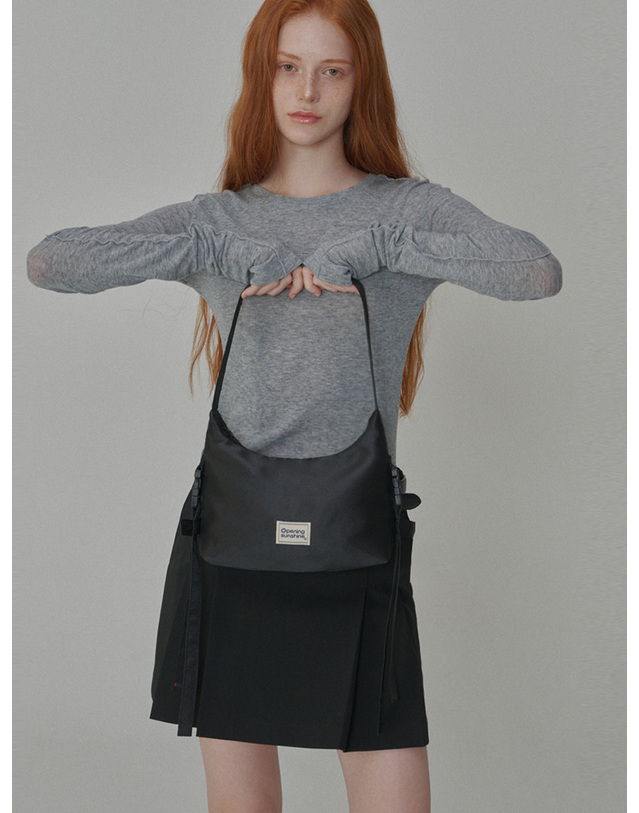 오프닝선샤인 Side Detailed Ribbon Hobo Bag_Black 착용컷
