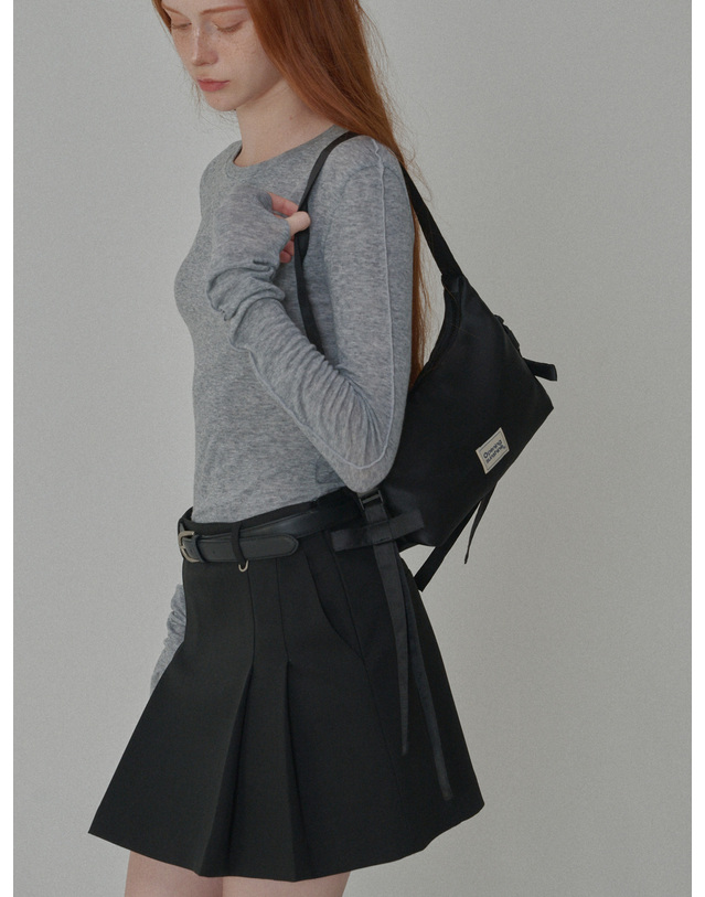 오프닝선샤인 Side Detailed Ribbon Hobo Bag_Black 착용컷