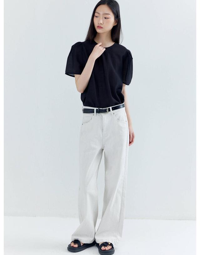 오프닝선샤인 Puff Sleeve Basic Short-sleeved Blouse_Black 착용컷