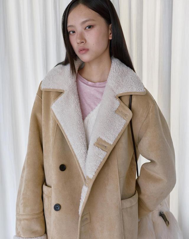 몽돌 리버시블 스웨이드 무스탕 베이지 MDJK038BEIGE 착용컷