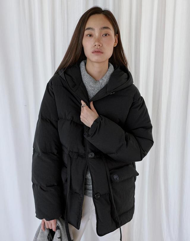 몽돌 덕 다운 스트링 벨티드 하프 패딩 블랙 MDJP025BLACK 착용컷