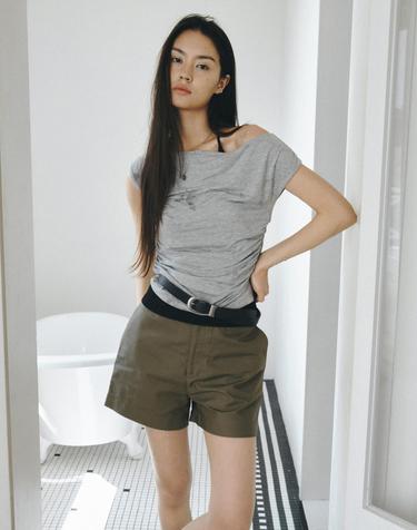 플라워 그래픽 원숄더 티셔츠 그레이 MDTS089GRAY