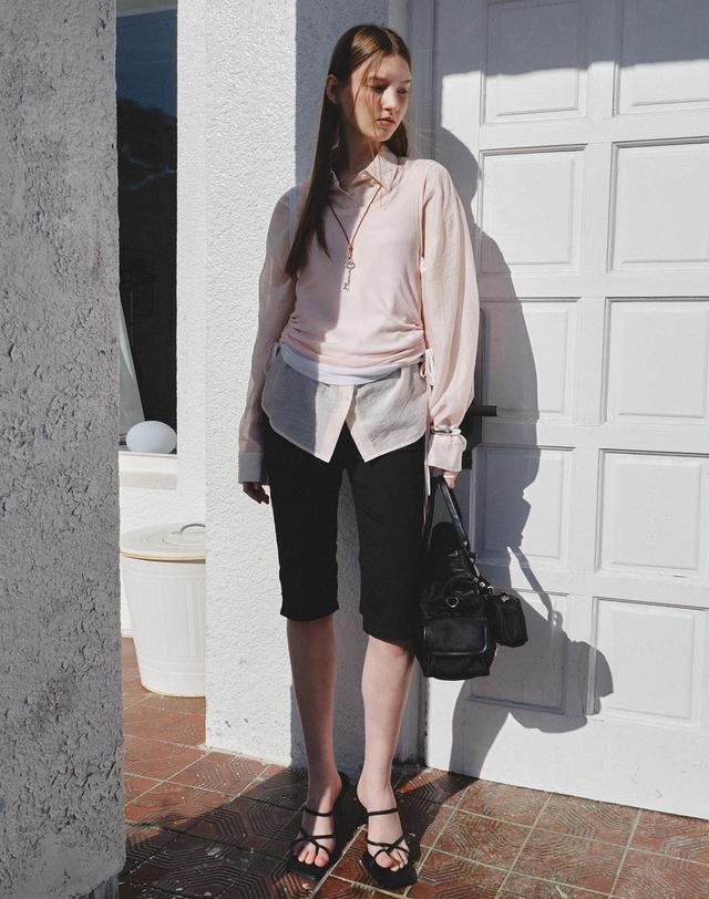 몽돌 사이드 셔링 카프리 팬츠 블랙 MDPT081BLACK 착용컷