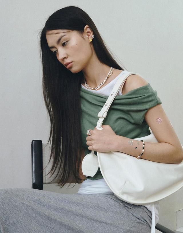 몽돌 더블 레이어드 원숄더 티셔츠 그린 MDTS093GREEN 착용컷