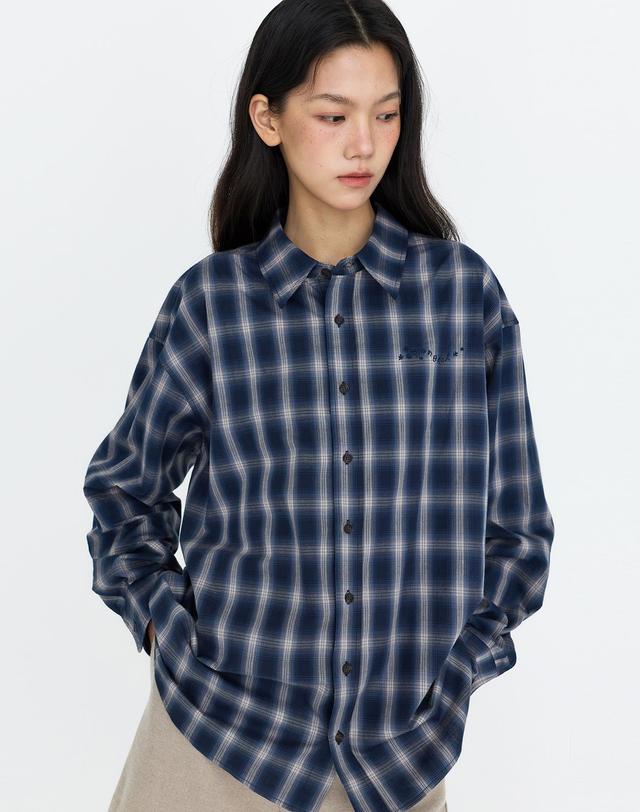 몽돌 로고 포인트 오버핏 체크 셔츠 네이비 MDSH031NAVY 착용컷