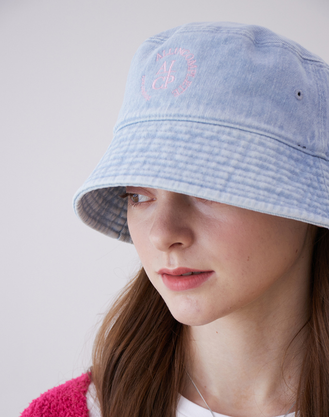 올인컴플리트 Round Logo Bucket Hat (Light Blue Denim) 착용컷