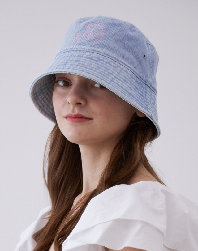 올인컴플리트 Round Logo Bucket Hat (Light Blue Denim) 착용컷