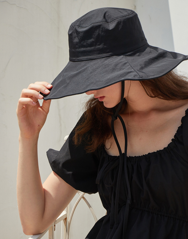 올인컴플리트 Nylon Strap Wide Bucket Hat (Black) 착용컷