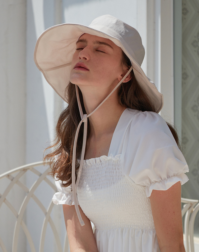 올인컴플리트 Nylon Strap Wide Bucket Hat (Beige) 착용컷