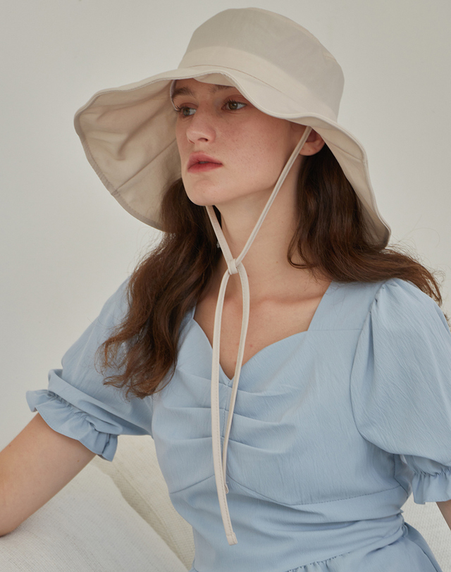 올인컴플리트 Nylon Strap Wide Bucket Hat (Beige) 착용컷