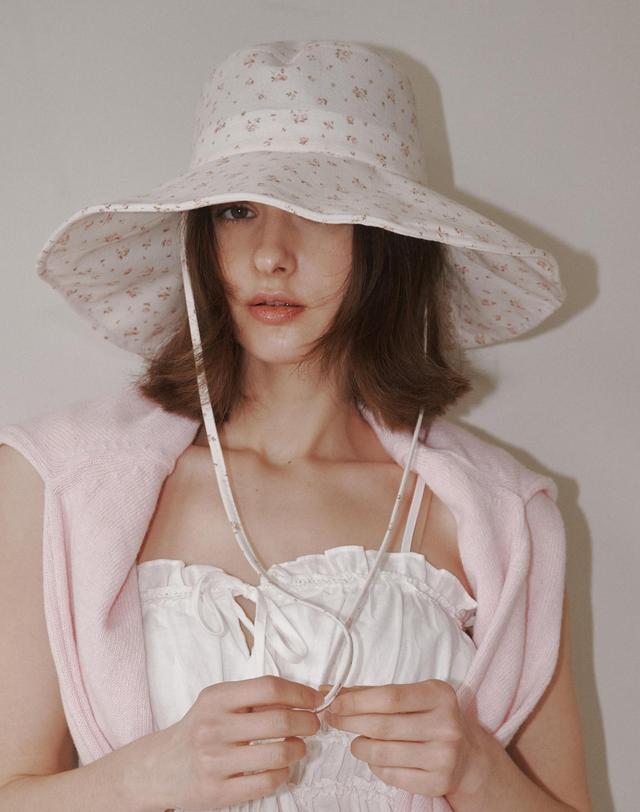 올인컴플리트 Floral Strap Wide Bucket Hat (2 Colors) 착용컷