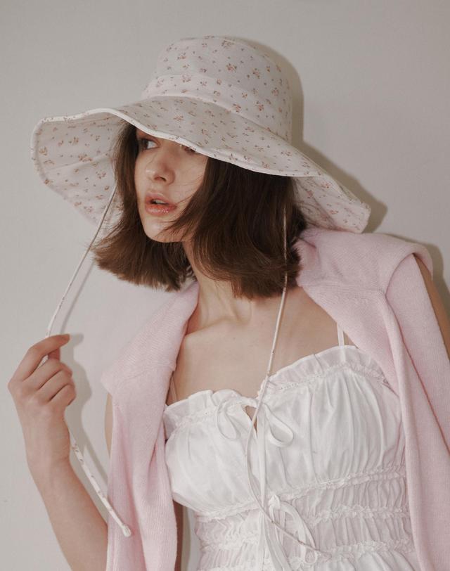올인컴플리트 Floral Strap Wide Bucket Hat (2 Colors) 착용컷